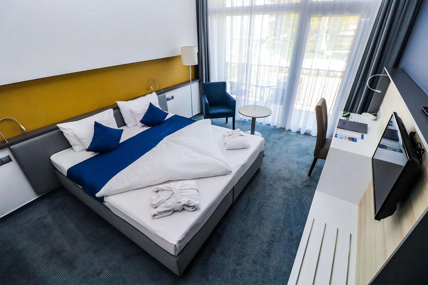 Hotel_Yacht_Superior_szoba2-4x_RealSR_DF2K_JPEG.webp